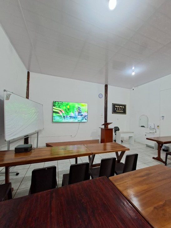 Salón con mesas para reuniones y actividades del CETAD