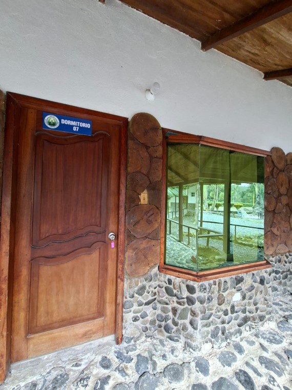 Entrada de piedra y madera a las habitaciones del centro